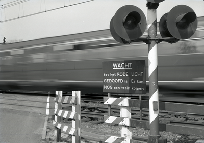 167630 Afbeelding van het bord Wacht tot het rode licht gedoofd is. Er kan nog een trein komen. bij de spoorwegovergang ...